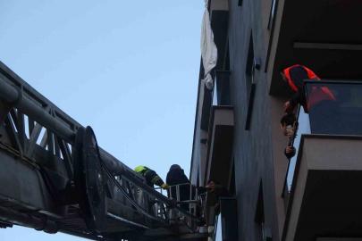 Mersin’de ilginç olay: Perde ile 6’ncı kattan sarktı, 3’üncü kat balkona düştü