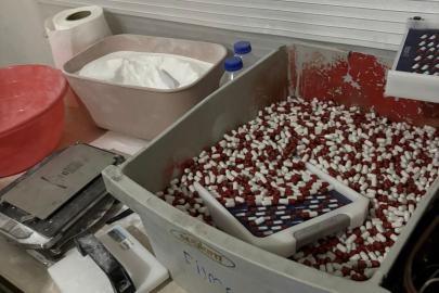 Mersin’de sentetik ecza imalathanesine operasyon: Binlerce hap ele geçirildi, 2 tutuklama