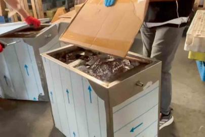 Metal kolilerden binlerce sentetik hap çıktı: 2 kişi tutuklandı