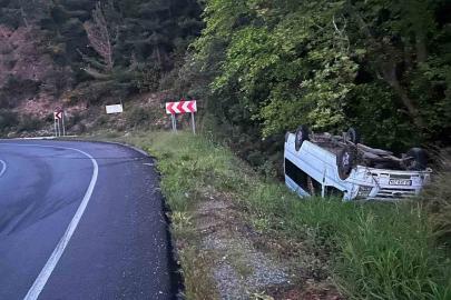 Minibüs yoldan çıktı: 2 yaralı