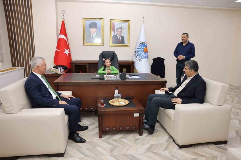 Minik Buğlem bir günlüğüne başkan oldu, ilk talimat park için geldi