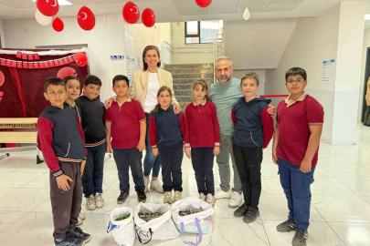 Minik öğrencilerden anlamlı proje: kapı kapı dolaşıp atık pil topladılar