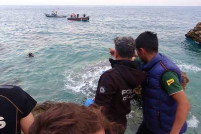 Montuyla ayakkabısını çıkarıp kot ve atletle denize giren genç boğuldu