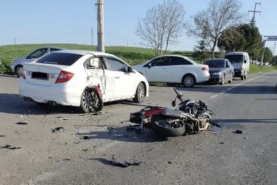 Motosiklet otomobile ok gibi saplandı