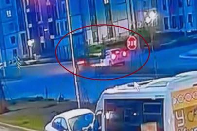 Motosiklet sürücüsünün otomobile çarpmasının etkisiyle fırladığı anlar kamerada