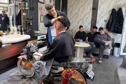 Motosikleti berber koltuğuna dönüştürdü, gençler sıraya girdi