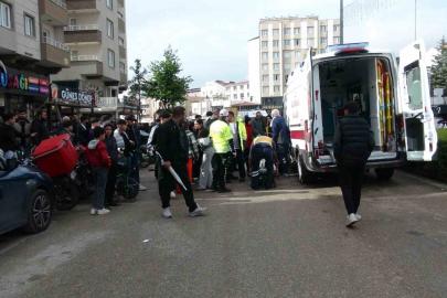 Motosikletin yayalara çarptığı kaza kamerada: Baba ve bebeği yaralandı