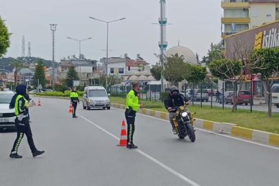Motosikletini uygulama yapan polislerin üzerine sürüp kaçtı