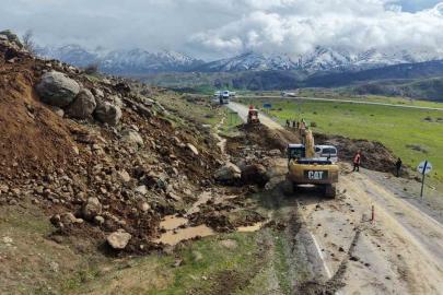 Muş’ta kara yolu çöktü
