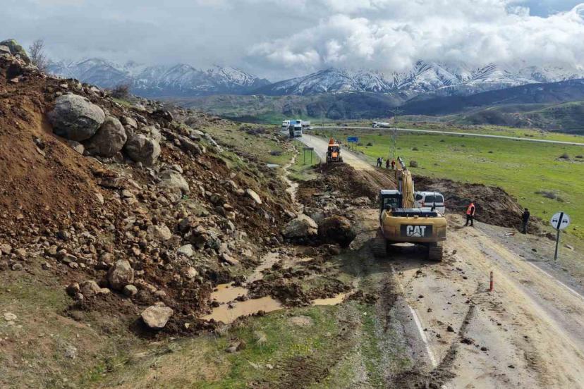 Muş’ta kara yolu çöktü