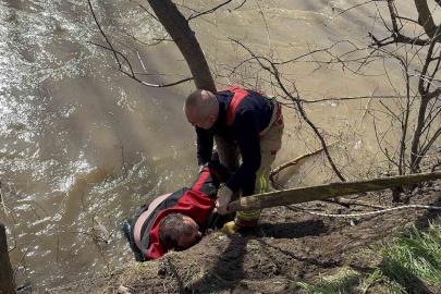 Nehre düşen kişiyi kurtarmak için zamanla yarış: Can pazarı yaşandı