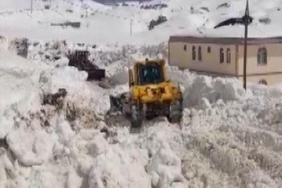 Nemrut’ta kar 5 metreyi buldu