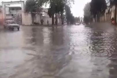 Nizip’te sağanak sonrası yollar göle döndü, kırsal mahallelerde sel meydana geldi