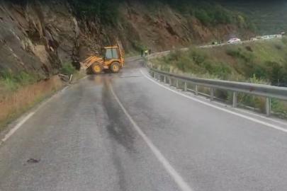 Ödemiş-Turgutlu yolunda toprak kayması: Ulaşım kontrollü sağlanıyor