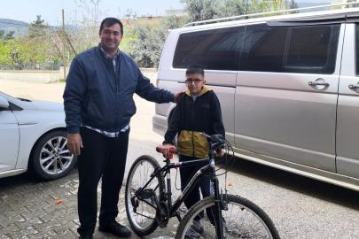 Ödülünü depremzede çocuğa hediye etti