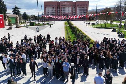 Öğrenciler, İstiklal Meydanı’nda kitap okudu