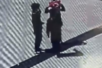 Öğrencilerin duygulandıran bayrak hassasiyeti: Düşen bayrağı yerden alıp öptü