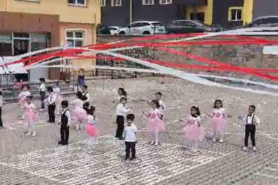 Öğretmenin üzerine tabela düştü