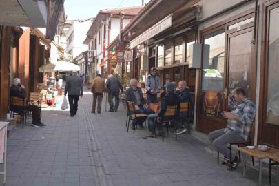 Ölen müşterilerinin hatıralarını kıraathanenin duvarında yaşatıyor