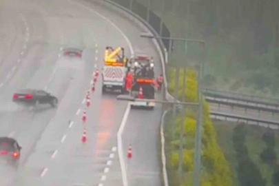 Önce bariyere, ardından otoyol çalışanlarına çarptı: O anlar kamerada