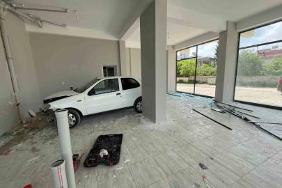 Osmaniye’de  kontrolden çıkan otomobil dükkana girdi: 1 yaralı