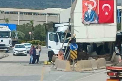 Osmaniye’de kontrolden çıkan tır gişeye çarptı: 1 yaralı