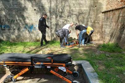 Ot toplamak istedi, 5 metreden aşağı düştü