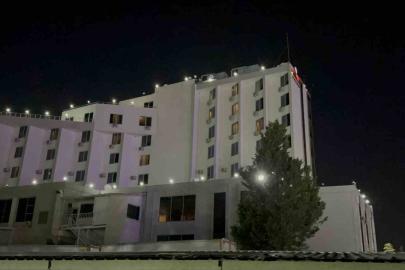 Otelin bahçesinde park halindeki karavan alev alev yandı