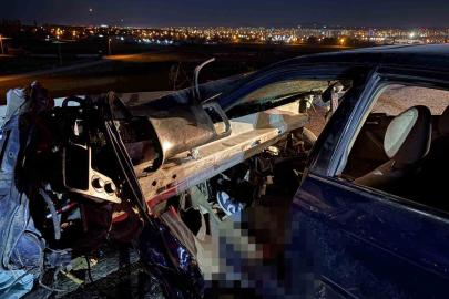 Otomobil bariyerlere ok gibi saplandı: 1 ağır yaralı