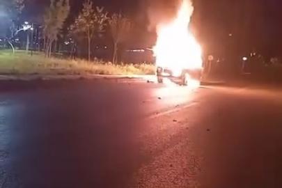 Otomobil gece yarısı alevlere teslim oldu, kullanılamaz hale geldi