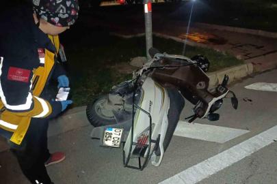 Otomobil ile çarpışan motosikletli acı içinde yerde kaldı