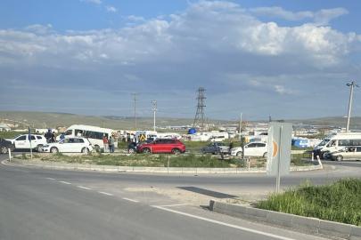 Otomobil ile işçi servisi çarpıştı: 6 yaralı