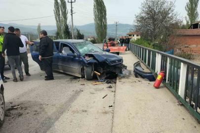 Otomobil ile traktör çarpıştı: 3 yaralı