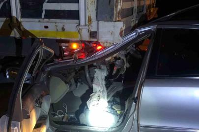 Otomobil park halindeki tıra çarptı, köy muhtarı ağır yaralandı