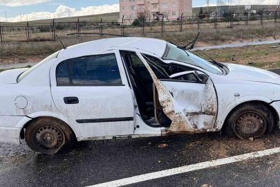 Otomobil yağmurun kayganlaştırdığı yolda takla attı: 2 yaralı
