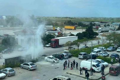 Otoparktaki otomobil, alev topuna döndü