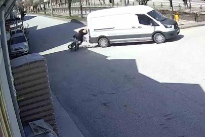 Panelvan araca çarpan motosiklet sürücüsü yaralandı
