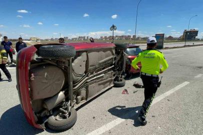 Park halindeki araca çarpan otomobilin devrildiği anlar kameraya yansıdı: 1 yaralı
