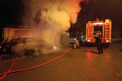 Park halindeki otomobil alevlere teslim oldu