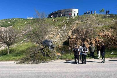 Park halindeki otomobil hareket ederek uçuruma yuvarlandı