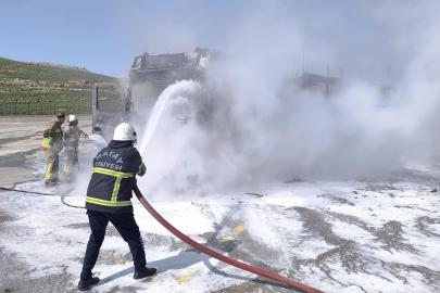 Park halindeki tır alevlere teslim oldu