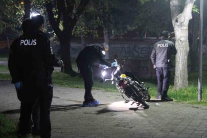 Parkta iki grup tabanca ve bıçakla birbirine girdi: 2 yaralı