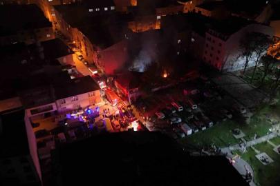 Patlama sesleri gelen gecekondu bahçesinde çıkan yangın yan binaya sıçradı