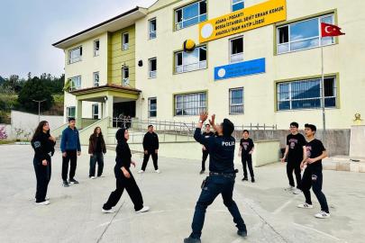 Polis, öğrencilerin voleybol heyecanına ortak oldu