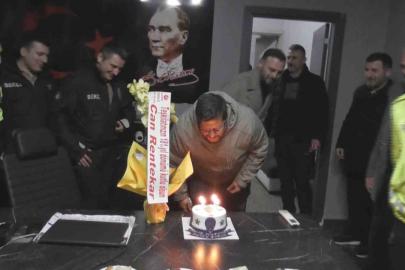 Polisi karşılarında görünce önce rol icabı kavga ettiler sonra pasta kestiler