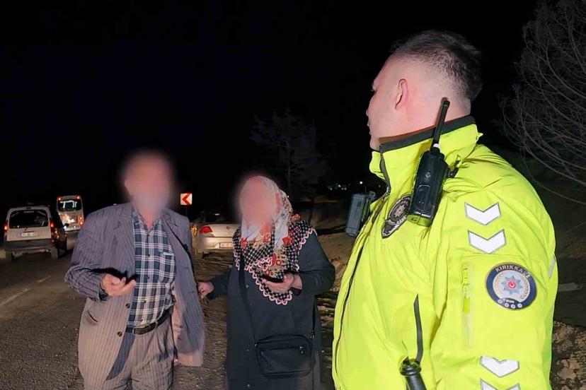 Polisle yaşlı çift arasında dikkat çeken diyalog: Dakikalarca dil döken çiftin kim olduğu ortaya çıktı