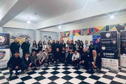 Polisten 50 öğrenciye kurs malzemesi yardımı