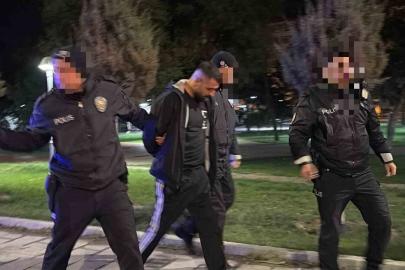 Polisten kaçarken, yola fırlattığı kağıttan uyuşturucu çıktı