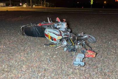 Refüje çarpıp parçalanan motosiklette 2 kişi yaralandı