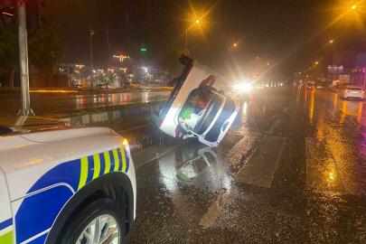 Refüje çarpıp yan yatan otomobilde bulunanların burnu bile kanamadı